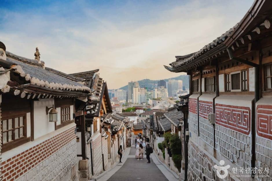 Bukchon Hanok Village Guide: Photo Spots, Etiquette & Cafes